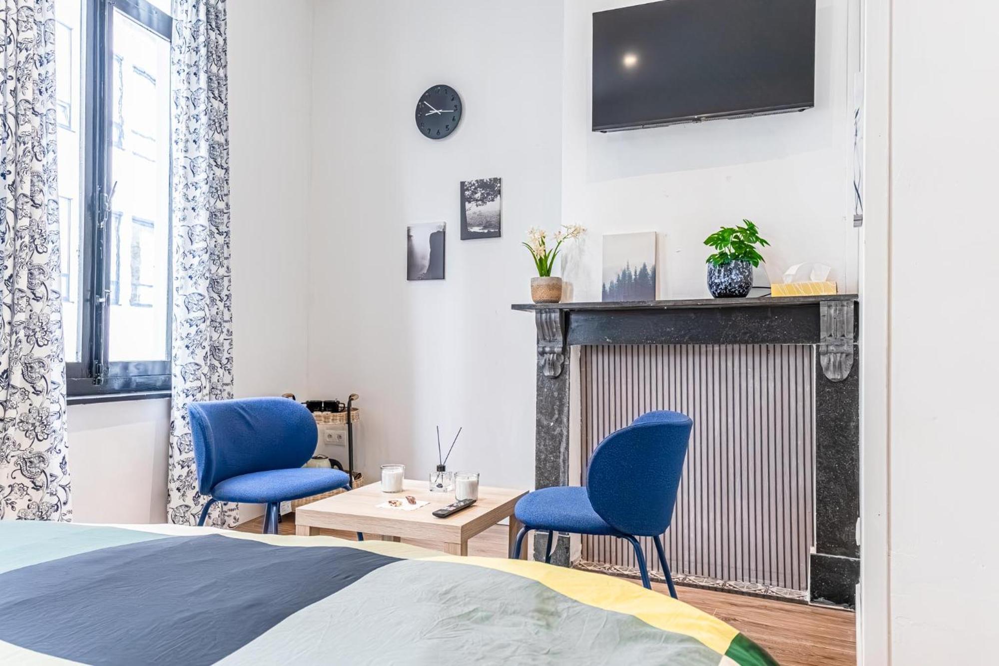 3 Stylish At A Great Location In Apartment *