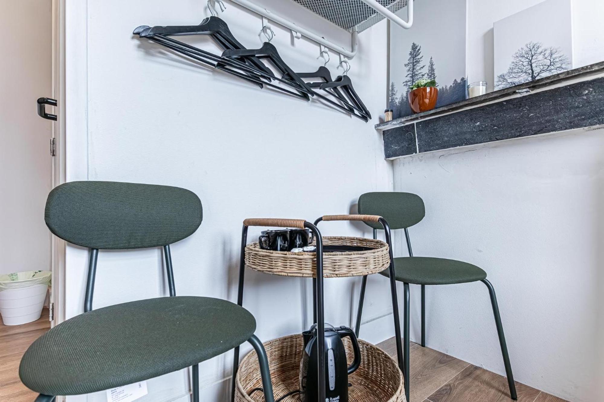 3 Stylish At A Great Location In Apartment *