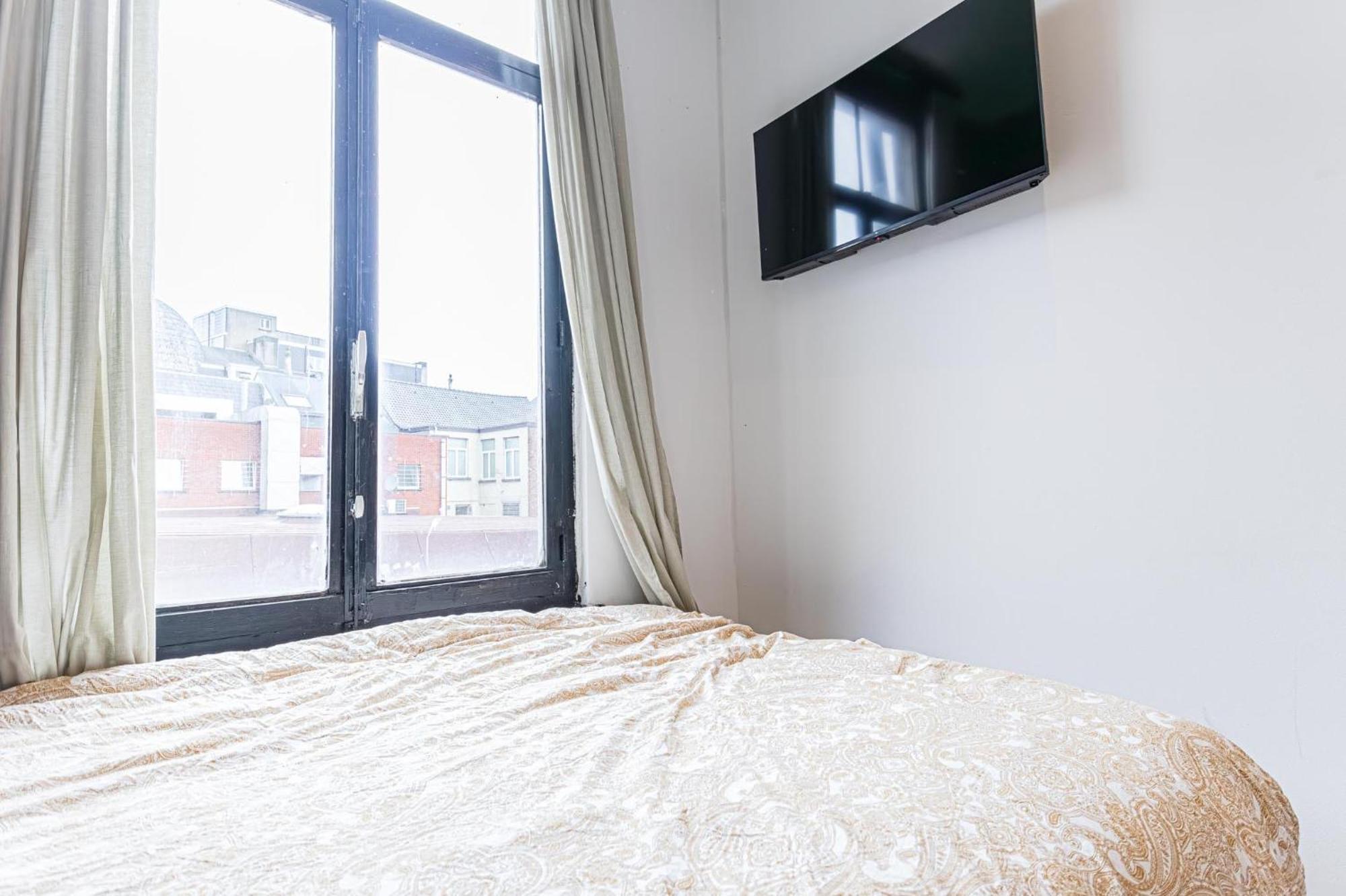 Apartment 3 Stylish At A Great Location In *