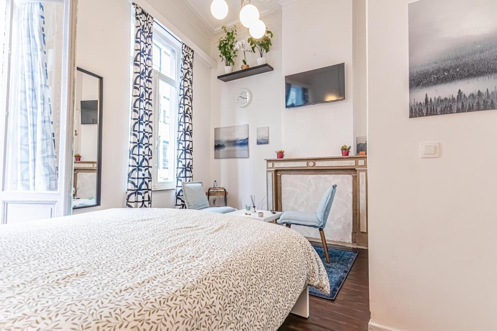 Apartment 3 Stylish At A Great Location In *