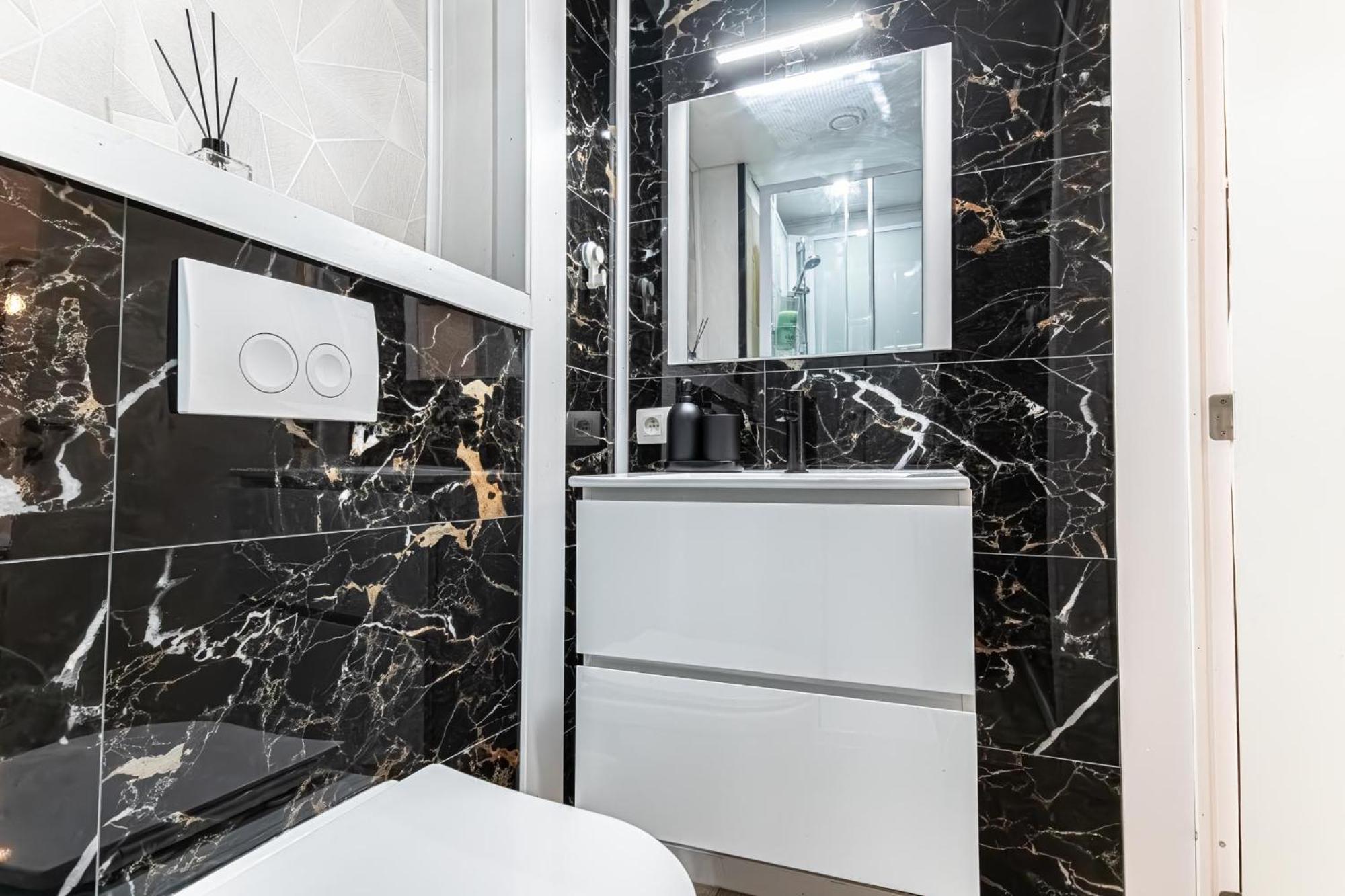 3 Stylish At A Great Location In Apartment