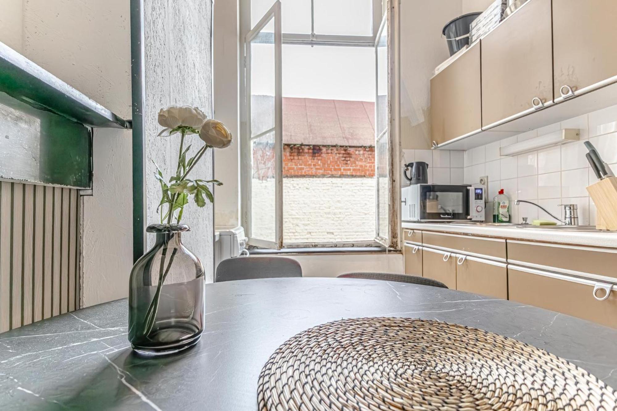 3 Stylish At A Great Location In Apartment *