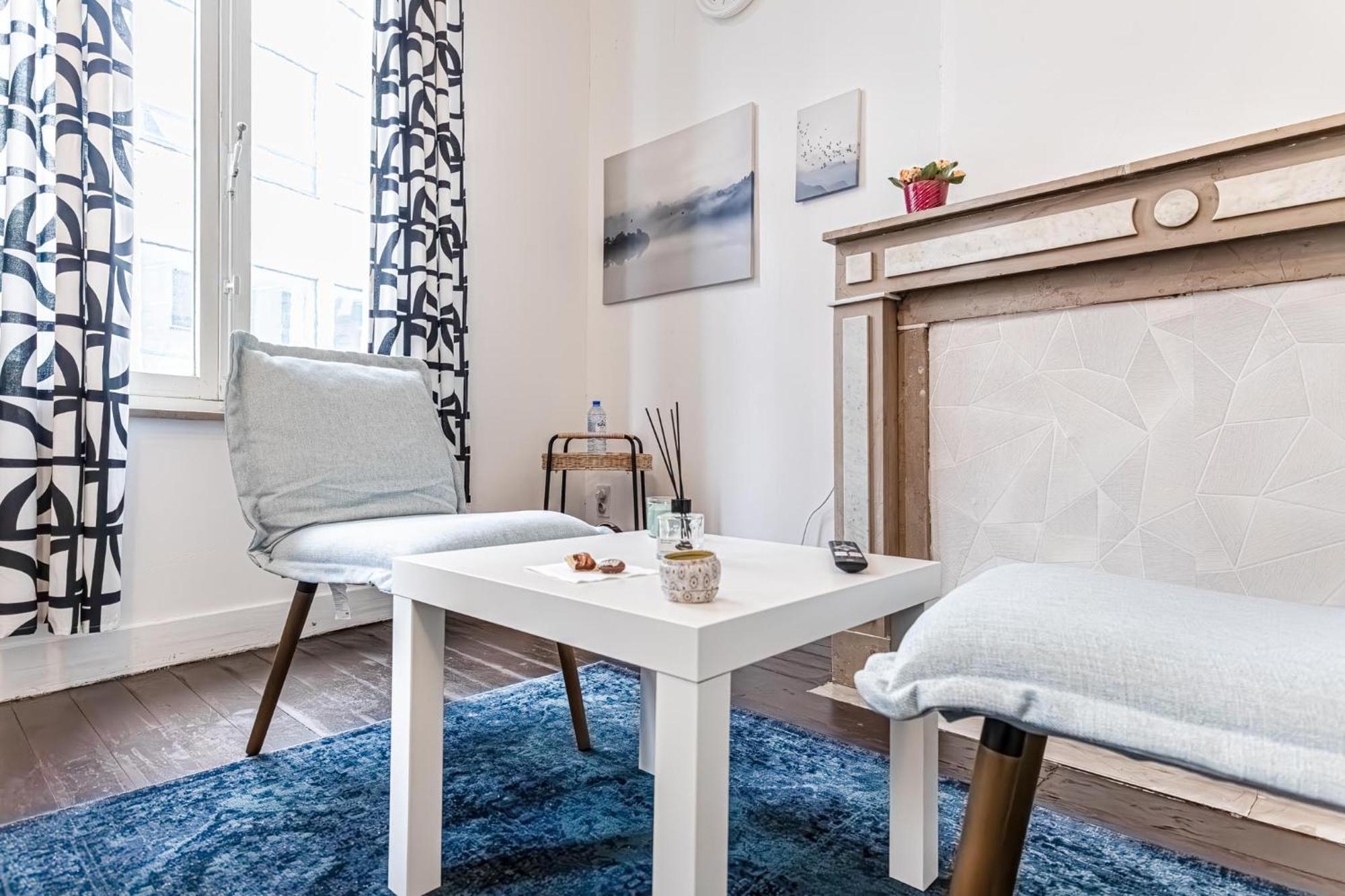 Apartment 3 Stylish At A Great Location In *