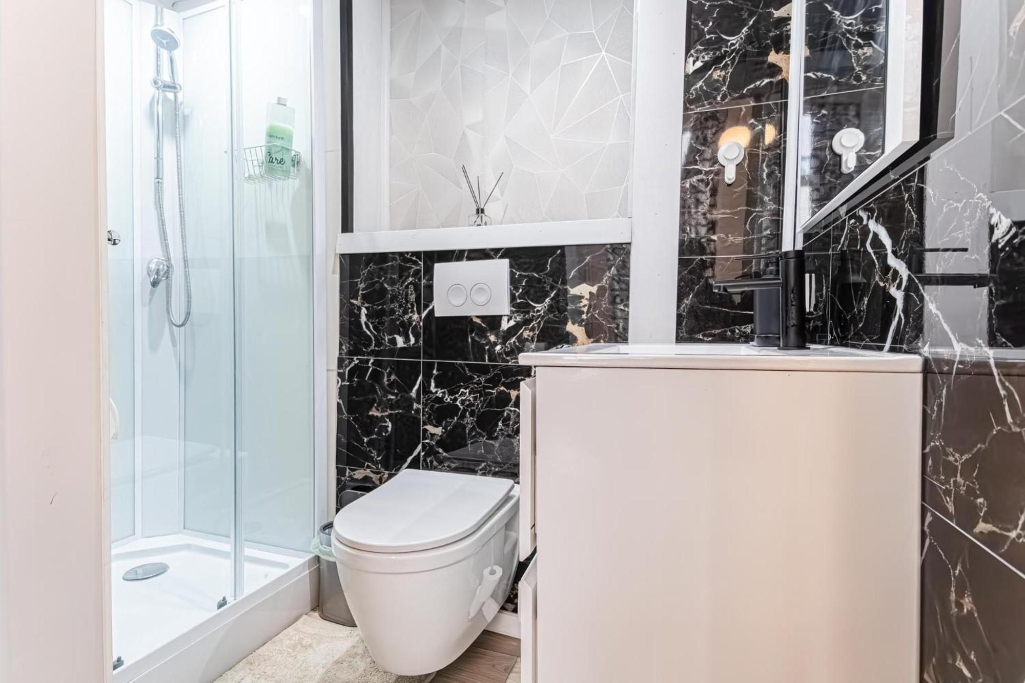 Apartment 3 Stylish At A Great Location In