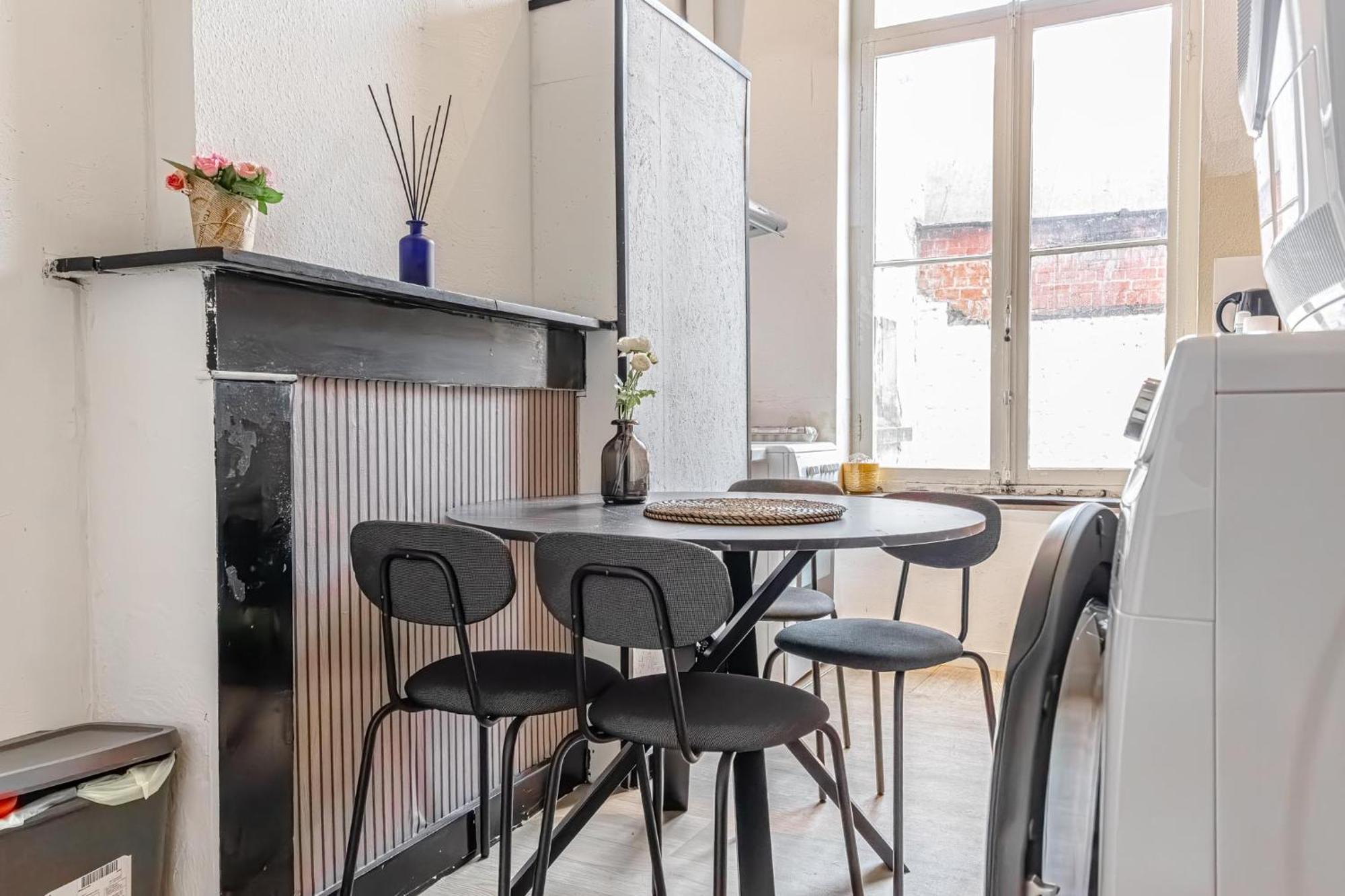 Apartment 3 Stylish At A Great Location In *