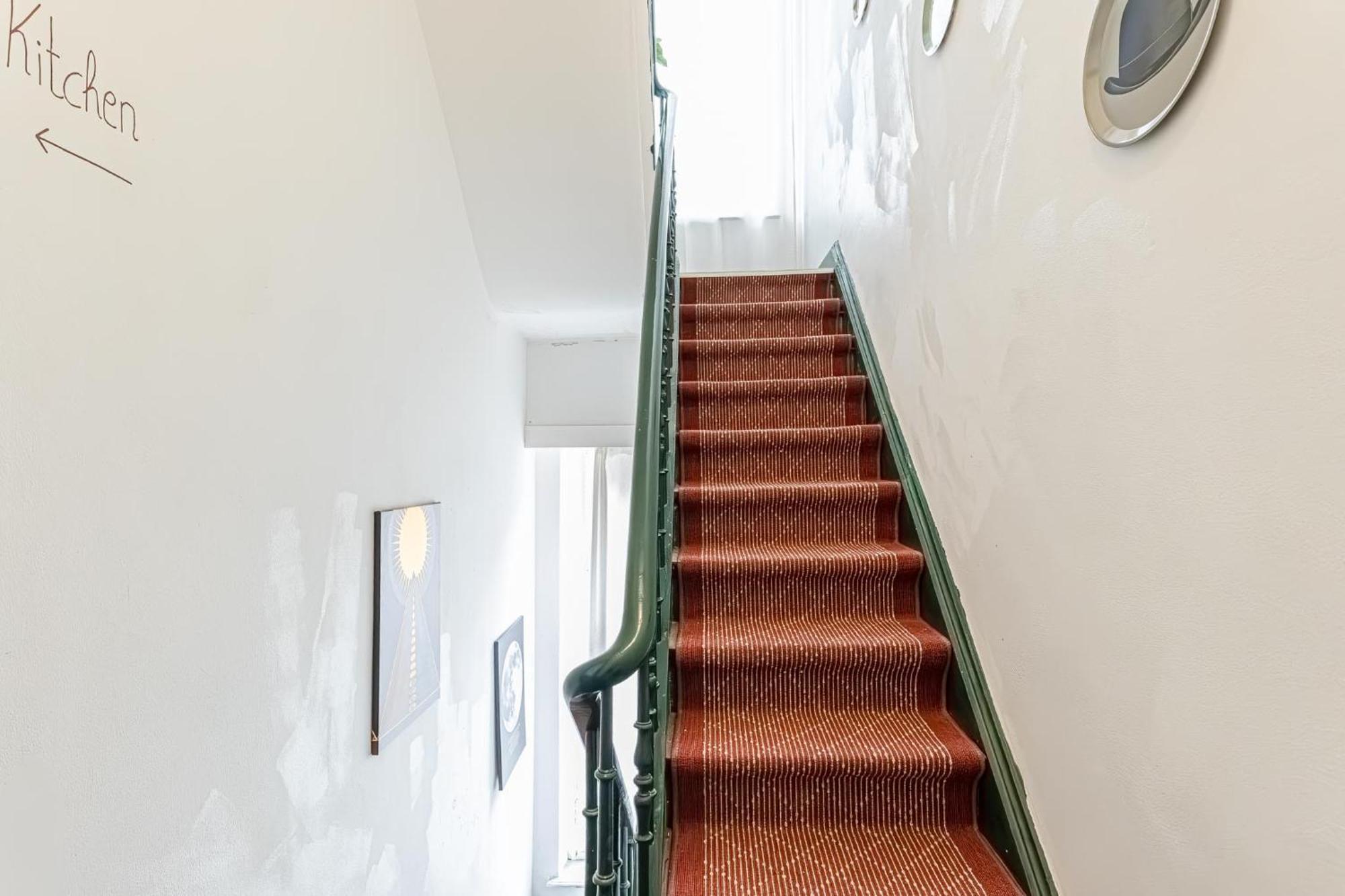 Apartment 3 Stylish At A Great Location In