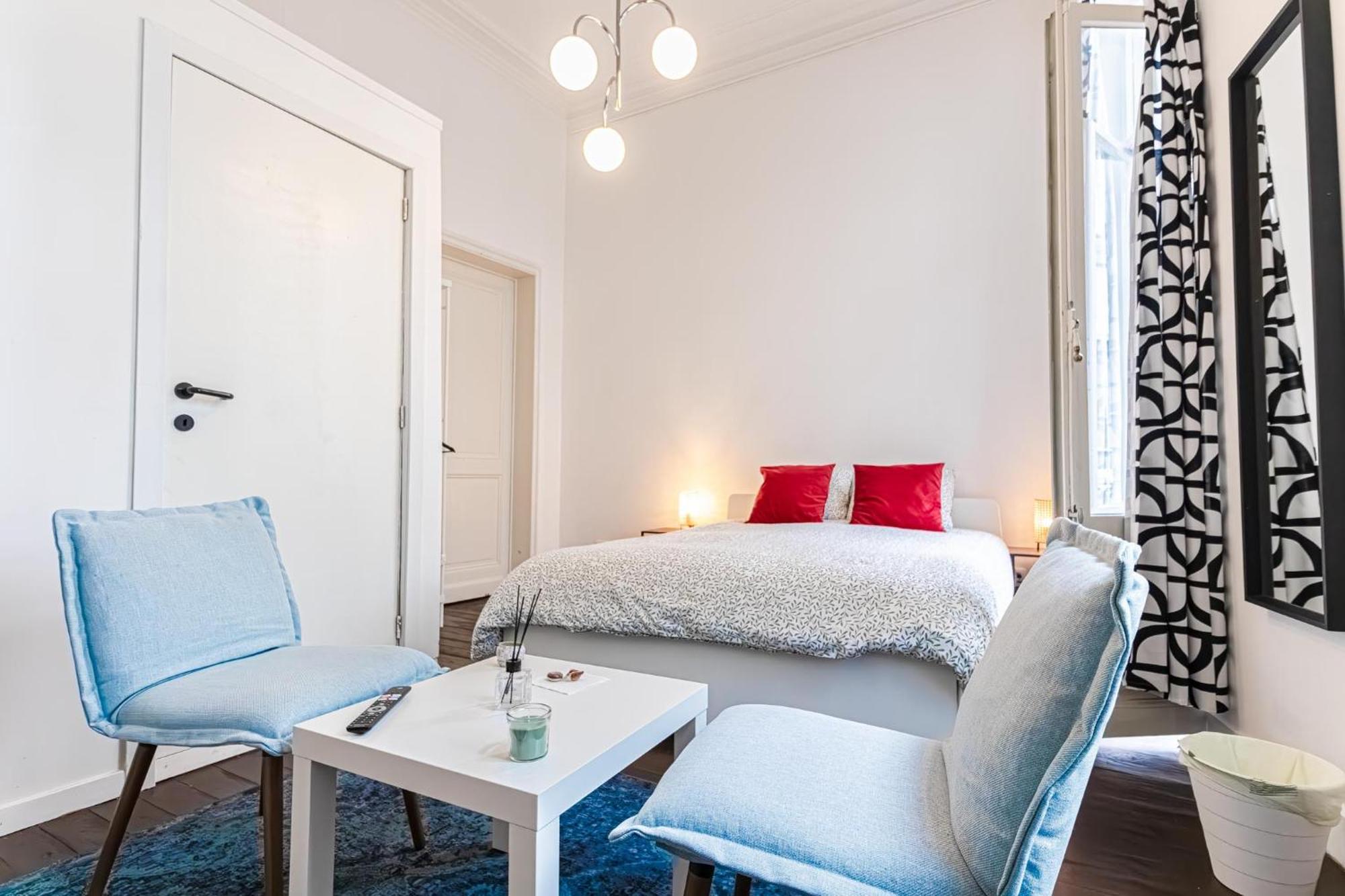 3 Stylish At A Great Location In Apartment *
